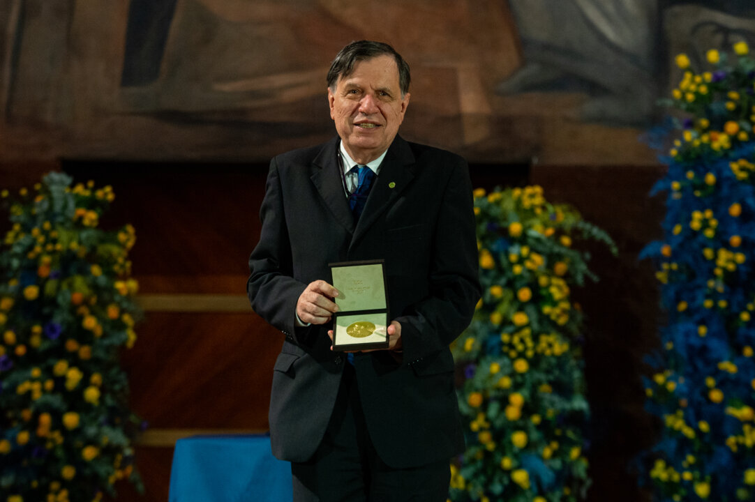 manbet手机版乔治·帕里西接受诺贝尔奖奖章和文凭