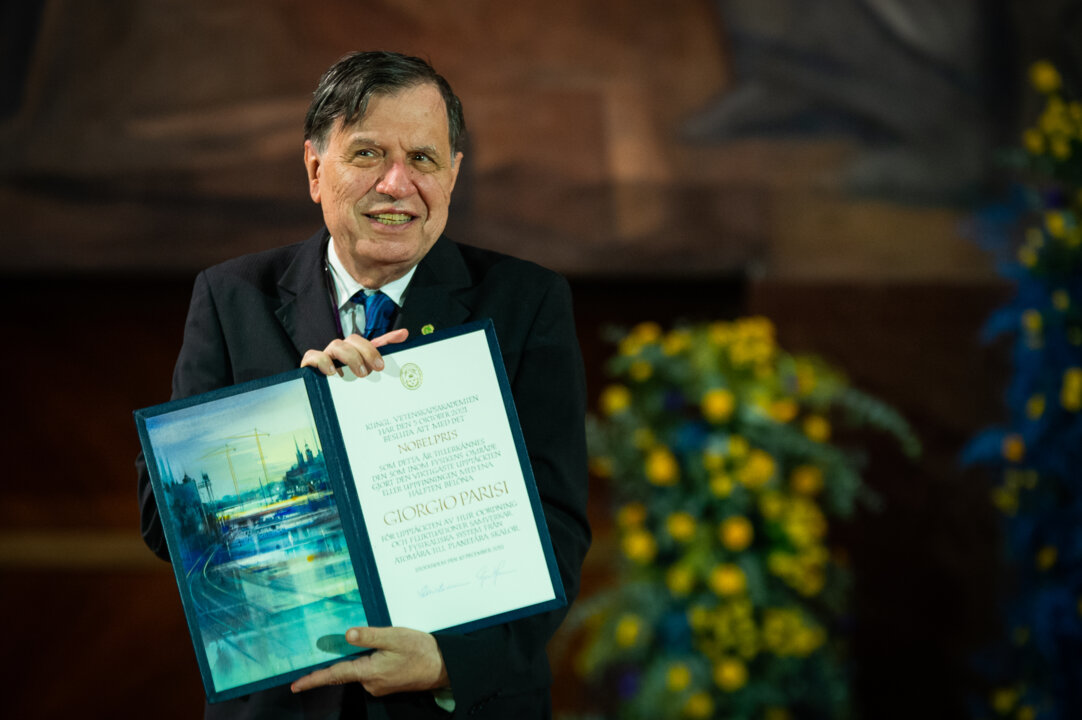 manbet手机版乔治·帕里西在意大利罗马接受诺贝尔奖奖章和文凭