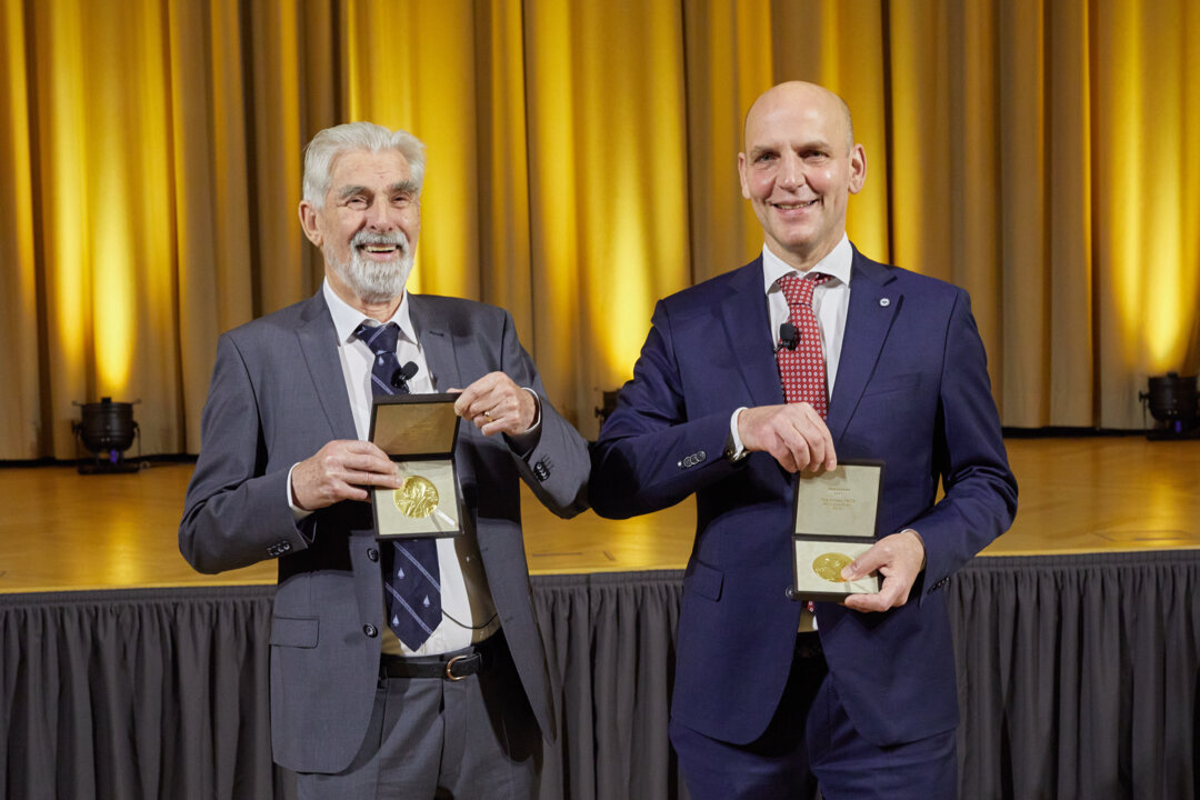 manbet手机版Klaus Hasselmann和Benjamin List展示他们的诺贝尔奖奖牌