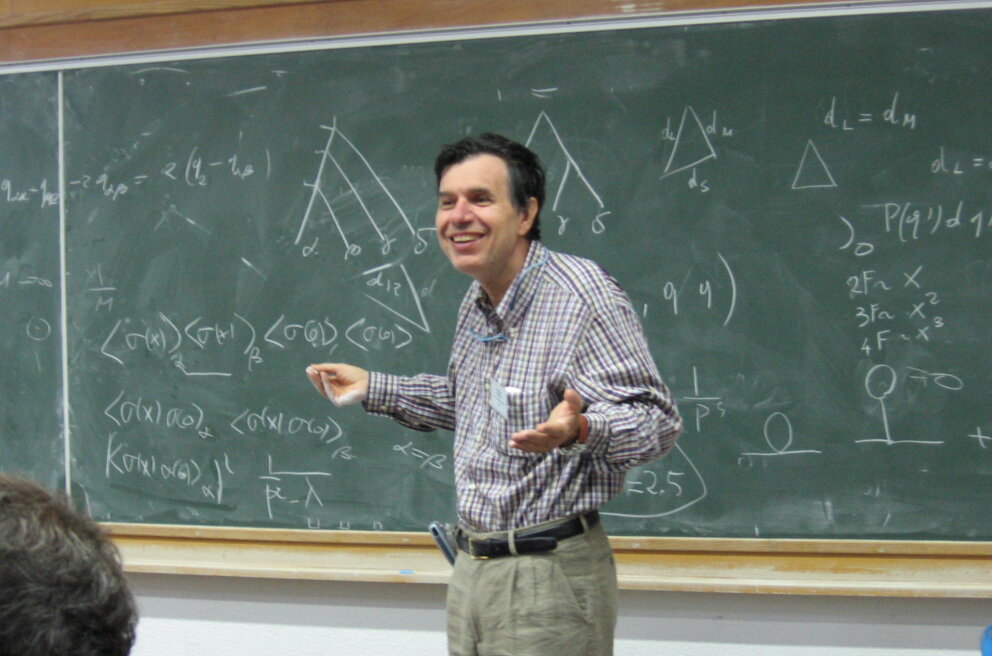 manbet手机版乔治·帕里西站在黑板前讲课