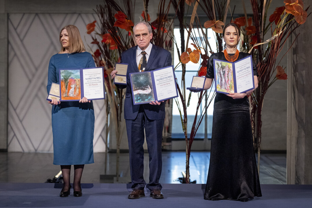 manbet手机版2022年诺贝尔和平奖得主代表和他们的奖牌和文凭