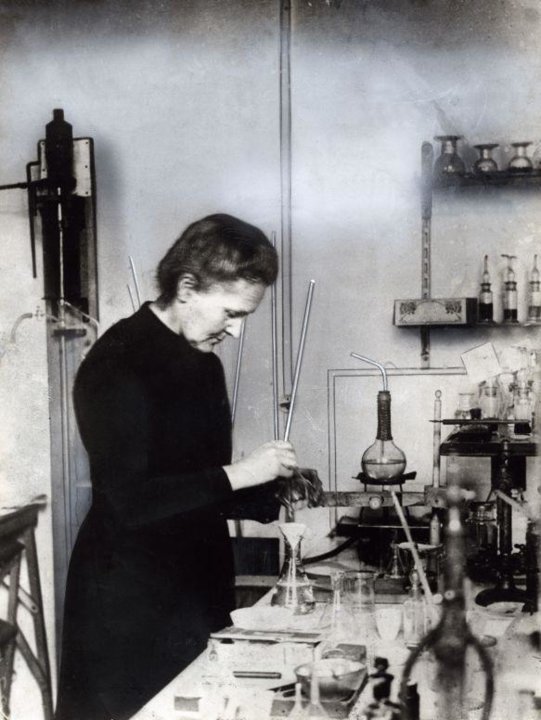 manbet手机版玛丽·居里在她的实验室里