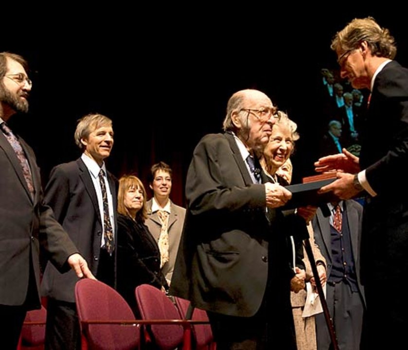 manbet手机版Leonid Hurwicz在明尼苏达大学的一个仪式上接受他的奖