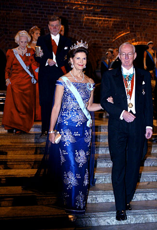 manbet手机版瑞典女王西尔维娅和诺贝尔基金会主席本特·萨缪尔森进入蓝色大厅