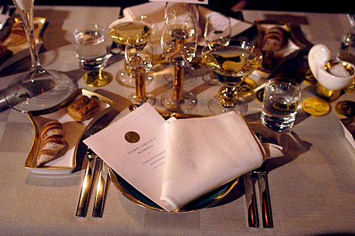 manbet手机版餐桌上摆放着诺贝尔奖专用餐具