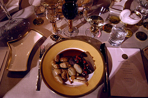 manbet手机版瑞典鹿肉片配根类蔬菜，土豆泥，越橘酸辣酱和肉桂汁