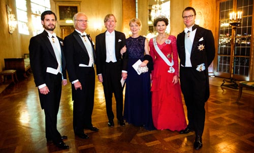 manbet手机版诺贝尔晚宴后，瑞典王室在王子画廊接待了获奖者和他们的重要人物。manbet手机版从左至右:卡尔·菲利普亲王、瑞典国王卡尔十六世·古斯塔夫陛下、大卫·康纳利先生、珍妮·门罗夫人、诺贝尔文学奖得主爱丽丝·门罗的女儿、西尔维亚女王陛下和丹尼尔王子。