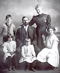 manbet手机版海明威家庭照片,1909年。