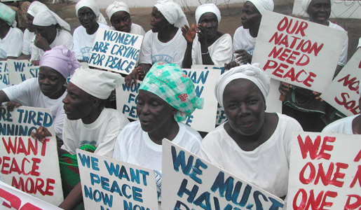 manbet手机版2003年7月，利比里亚内战最激烈的时候，利比里亚妇女在美国驻蒙罗维亚大使馆前示威