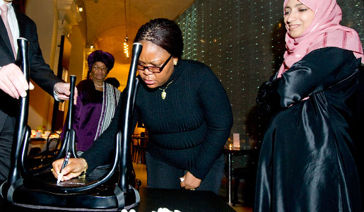 manbet手机版Leymah Gbowee在斯德哥尔摩诺贝尔博物馆的诺贝尔小酒馆的椅子上签名