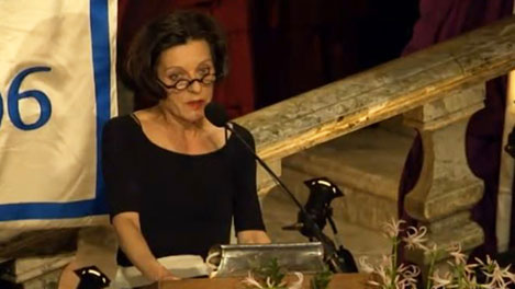 manbet手机版赫塔Müller在诺贝尔宴会上发表演讲。