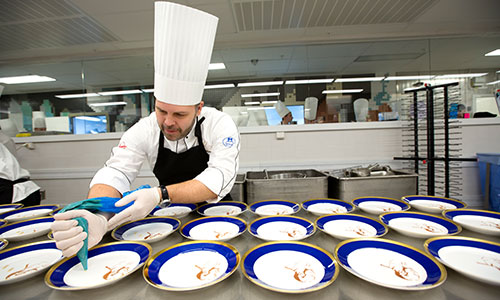 manbet手机版在厨房里，厨师们为大约1250名客人准备了三道菜的晚餐