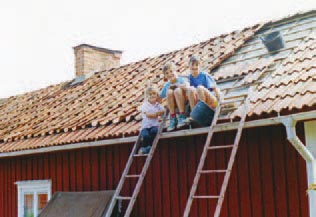 manbet手机版给我们在瑞典的避暑别墅换新屋顶。