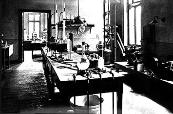 manbet手机版1915年在Krümmel的实验室。