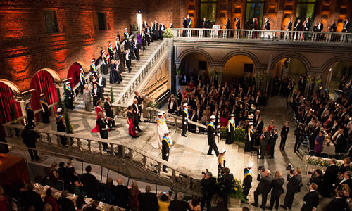 manbet手机版瑞典王室、诺贝尔奖得主和其他贵宾从宏伟的楼梯上走下来