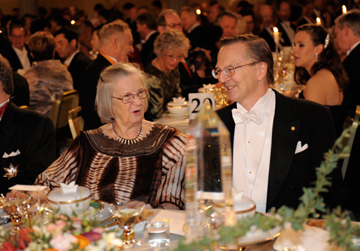 manbet手机版埃莉诺·奥斯特罗姆在诺贝尔晚宴上与诺贝尔生理学或医学奖得主杰克·肖斯塔克交谈