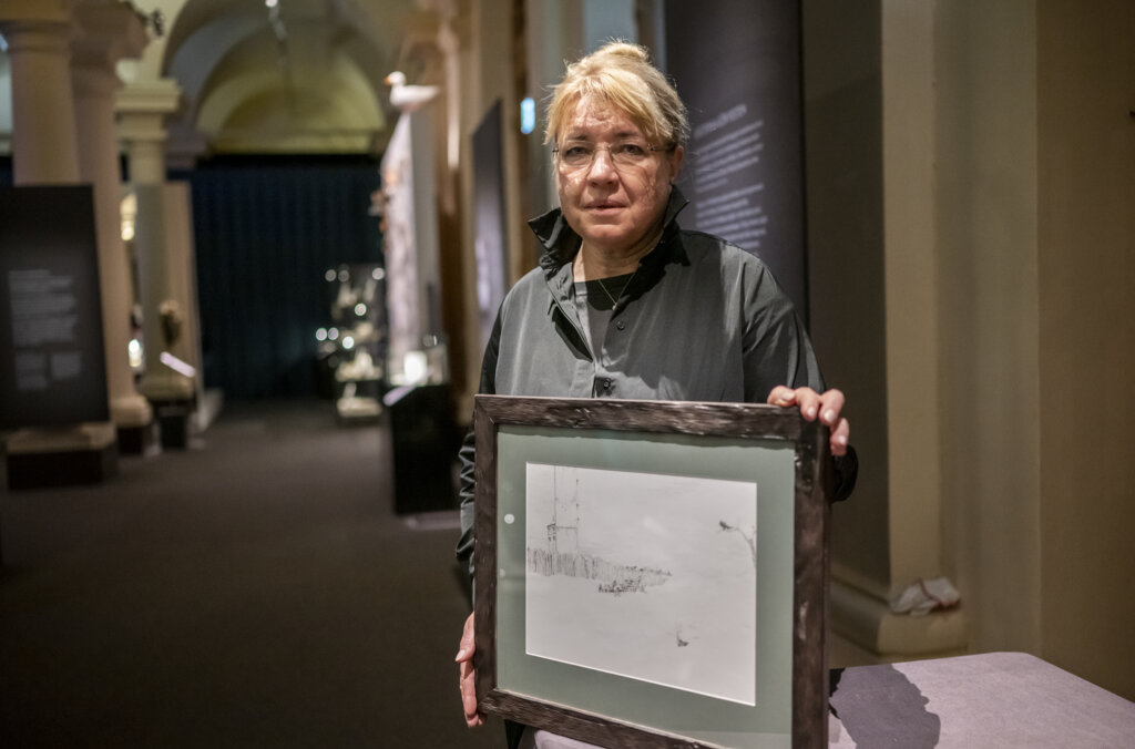 manbet手机版纪念馆的代表Elena Zhemkova将纪念馆的展品捐赠给了诺贝尔奖博物馆。狗万世界杯