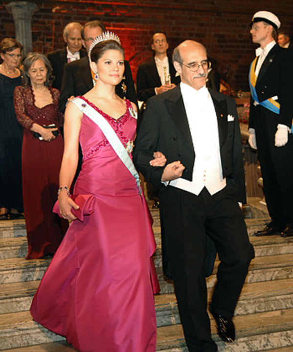 manbet手机版瑞典王储维多利亚公主在马丁·查尔菲的陪同下下楼梯参加诺贝尔宴会