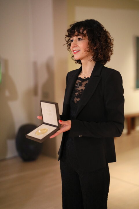 manbet手机版Emmanuelle Charpentier接受她的诺贝尔奖奖章和文凭