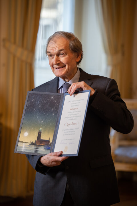 manbet手机版罗杰·彭罗斯展示他的诺贝尔奖证书