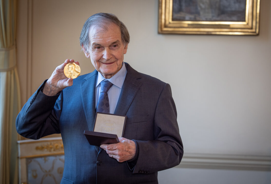 manbet手机版罗杰·彭罗斯接受诺贝尔和平奖奖章及证书