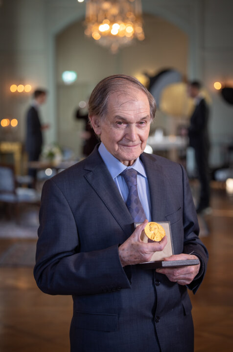 manbet手机版罗杰·彭罗斯在伦敦的瑞典大使官邸展示他的诺贝尔奖奖章。
