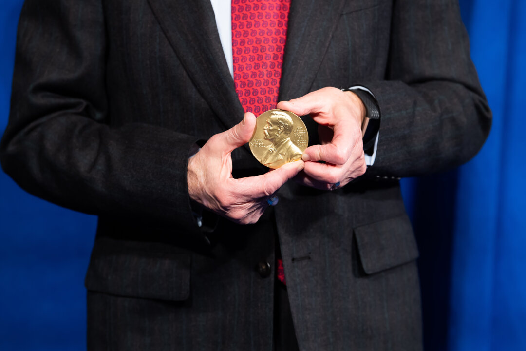 manbet手机版哈维·j .改变显示他的诺贝尔奖章。