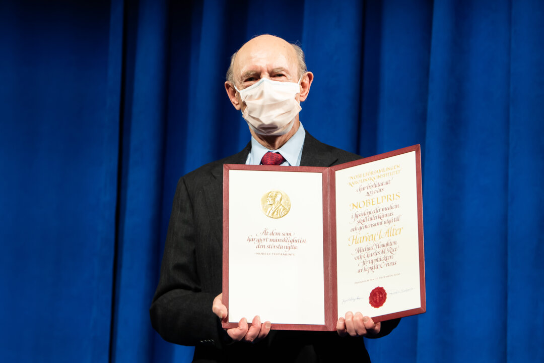 manbet手机版哈维·j .改变显示他的诺贝尔奖证书。