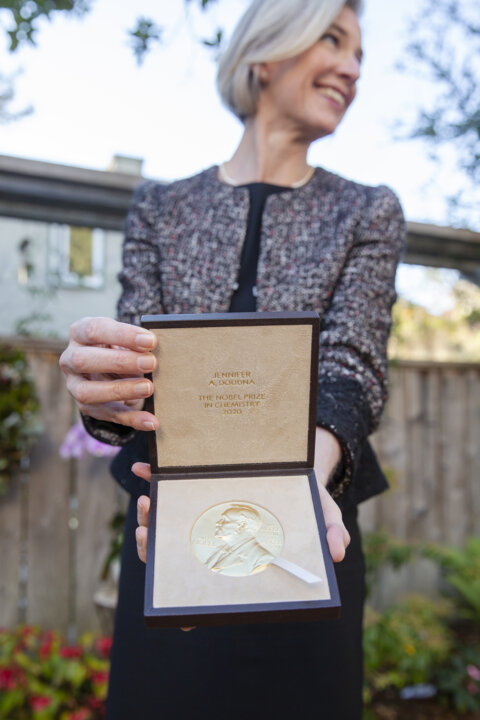 manbet手机版詹妮弗·a·杜德纳的诺贝尔奖奖牌。