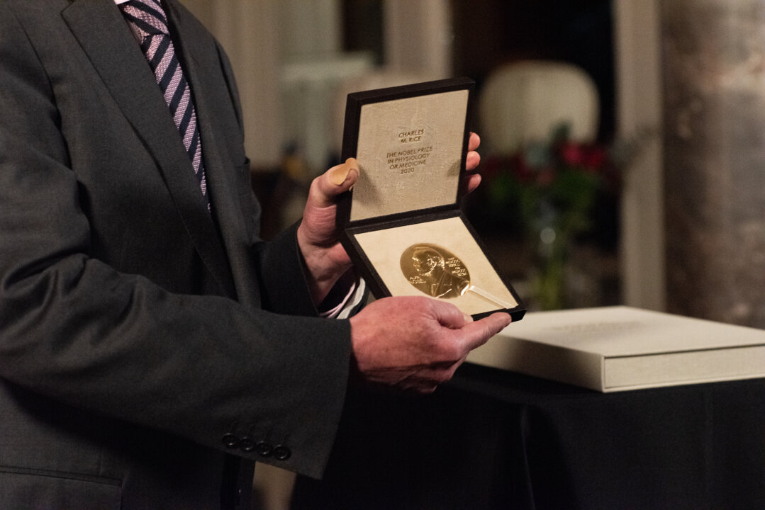 manbet手机版查尔斯·m·赖斯的诺贝尔奖章。