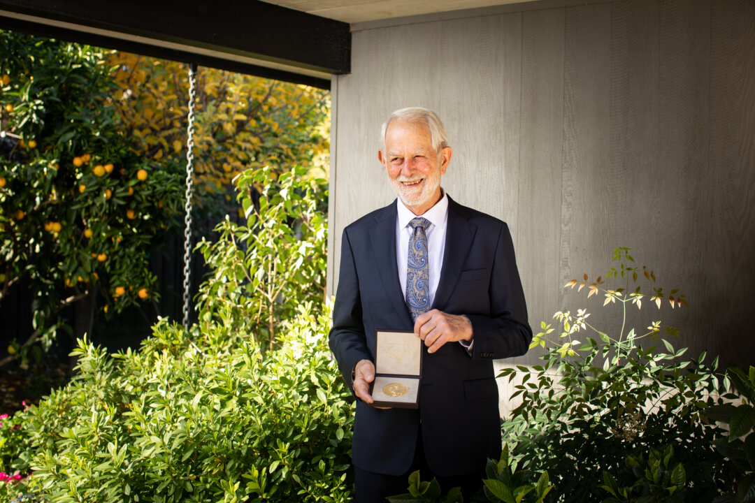 manbet手机版罗伯特·b·威尔逊接受他的奖章和文凭