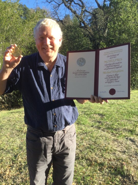manbet手机版迈克尔·霍顿接受诺贝尔和平奖奖章及证书
