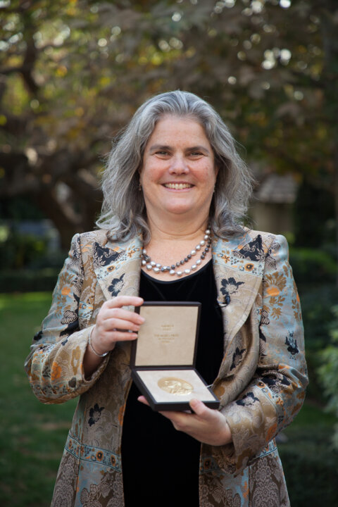 manbet手机版安德里亚Ghez接收她的诺贝尔奖章及证书