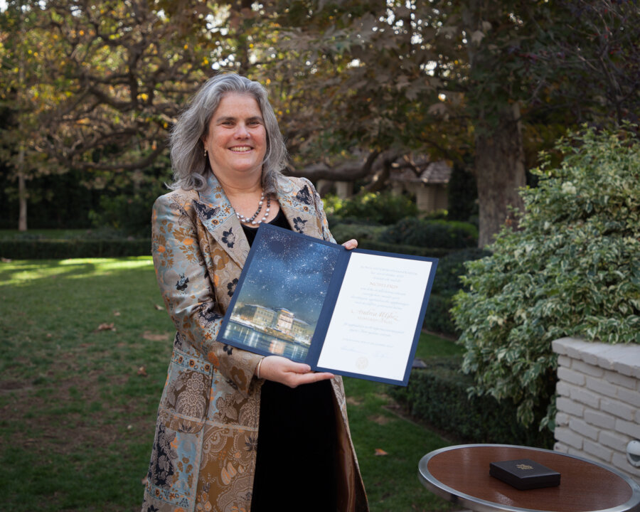 manbet手机版安德里亚Ghez展示她的诺贝尔奖证书。