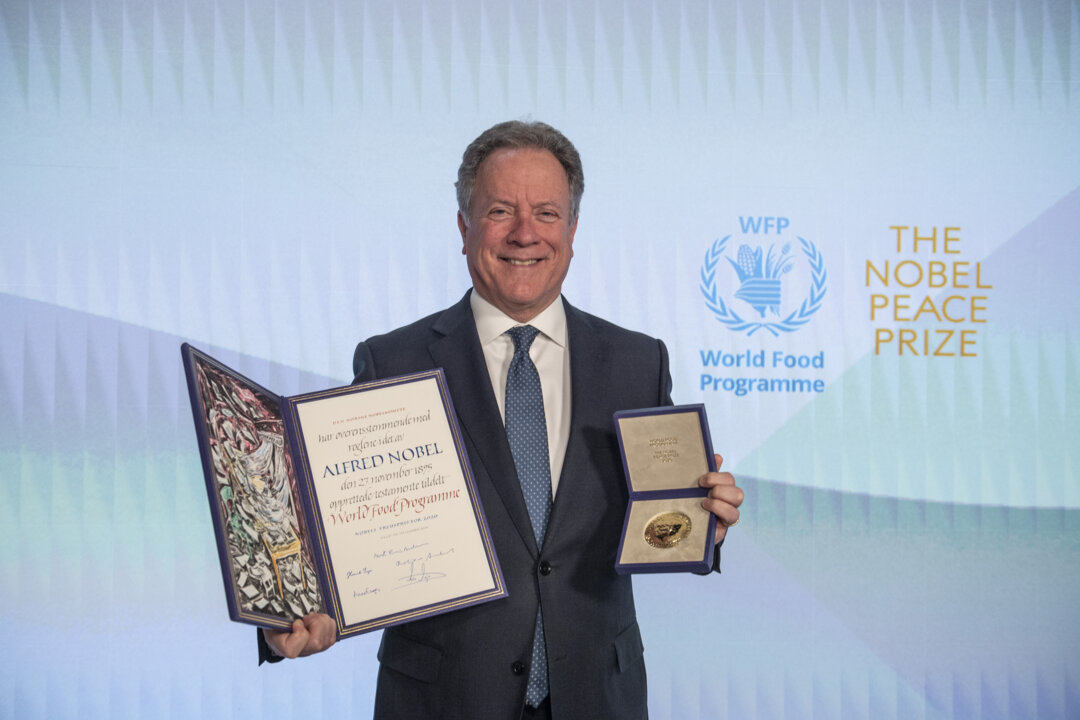 manbet手机版诺贝尔和平奖授予世界粮食计划署执行主任大卫·比斯利先生