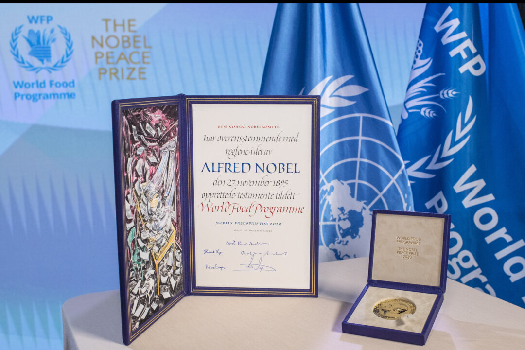 manbet手机版诺贝尔和平奖证书和奖章。