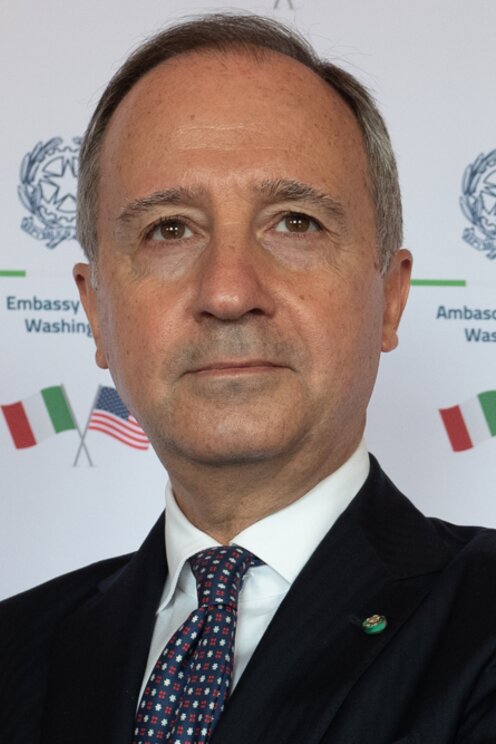 manbet手机版VARRICCHIO Armando照片大使的背景