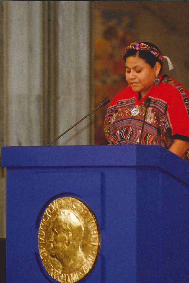 manbet手机版里戈贝塔Menchú图姆发表诺贝尔和平奖演讲