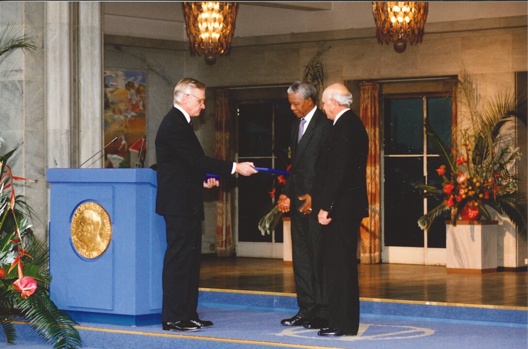 manbet手机版纳尔逊·曼德拉和F.W.德克勒克接受诺贝尔奖奖章和文凭