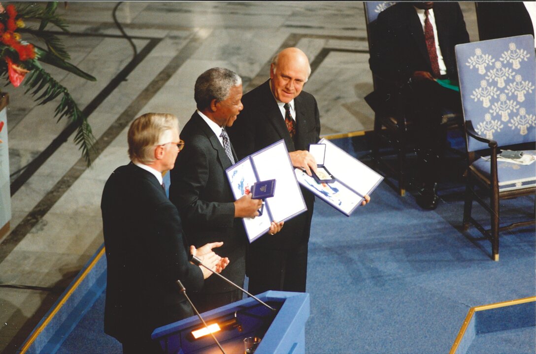 manbet手机版纳尔逊·曼德拉和F.W.德克勒克的诺贝尔奖奖章和文凭。