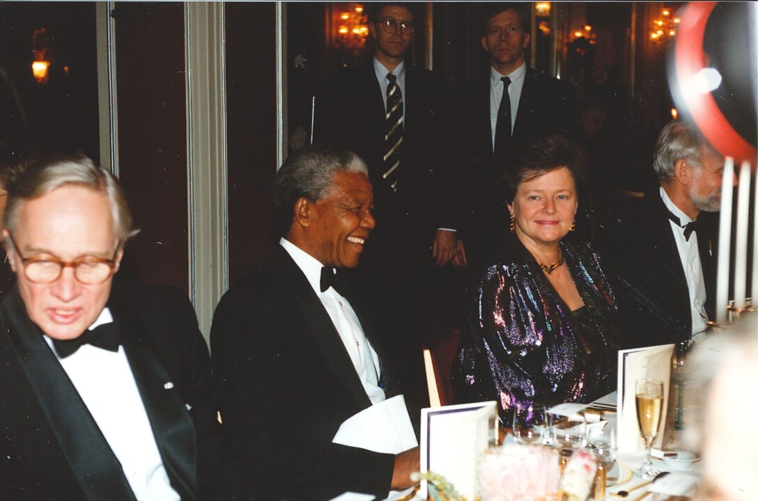 manbet手机版纳尔逊·曼德拉与格罗·哈莱姆·布伦特兰在宴会上