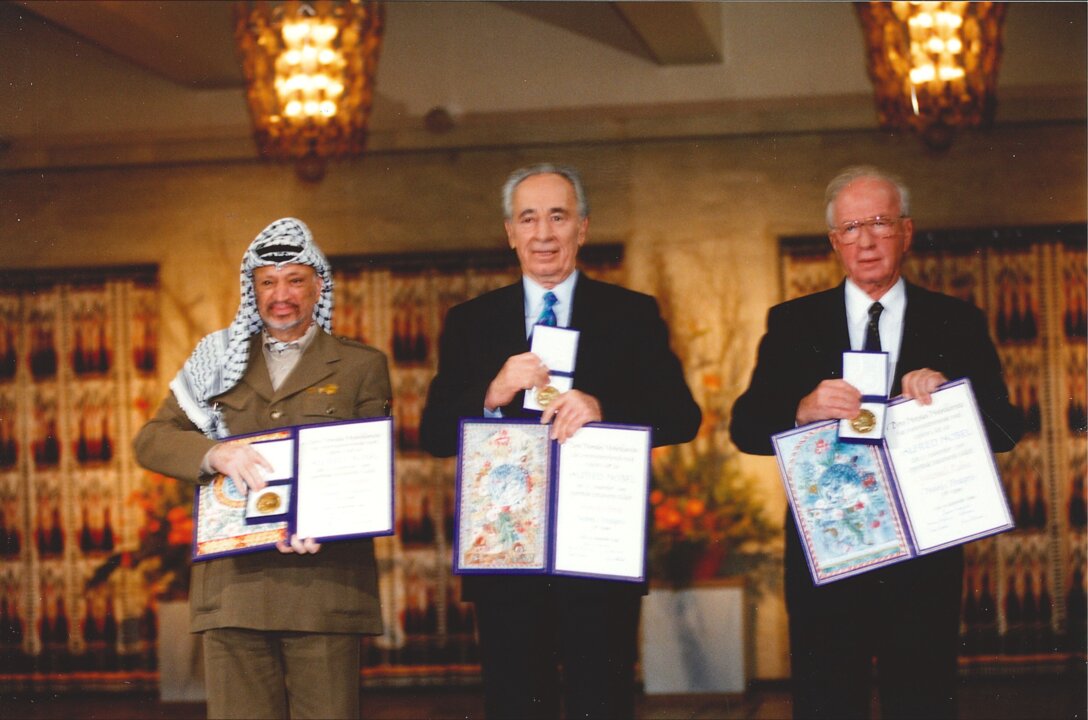 manbet手机版亚西尔·阿拉法特、西蒙·佩雷斯和伊扎克·拉宾展示他们的诺贝尔奖奖章和文凭