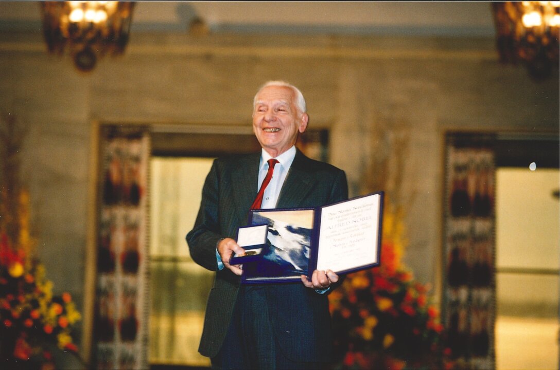 manbet手机版约瑟夫·罗特布拉特展示他的诺贝尔奖奖章和文凭