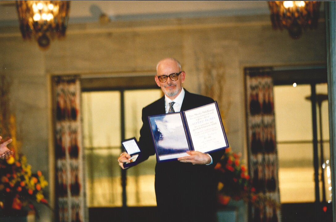 manbet手机版秘书长Francesco Calogero接受1995年诺贝尔和平奖