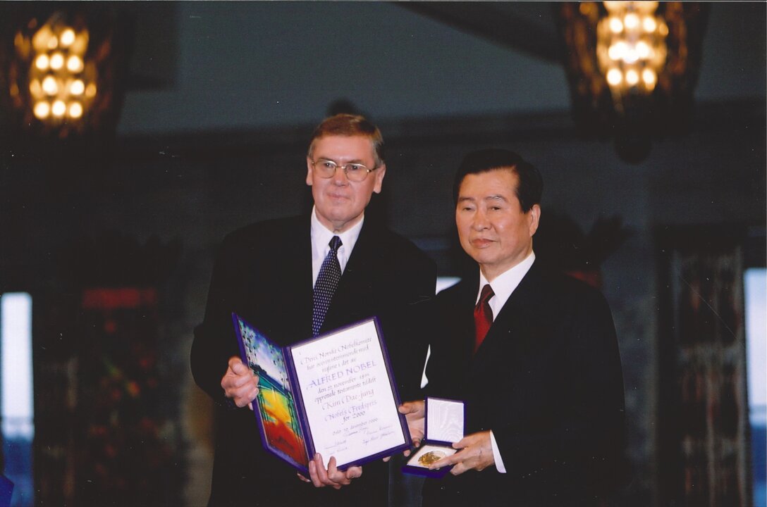 manbet手机版金大中展示诺贝尔奖奖章和证书