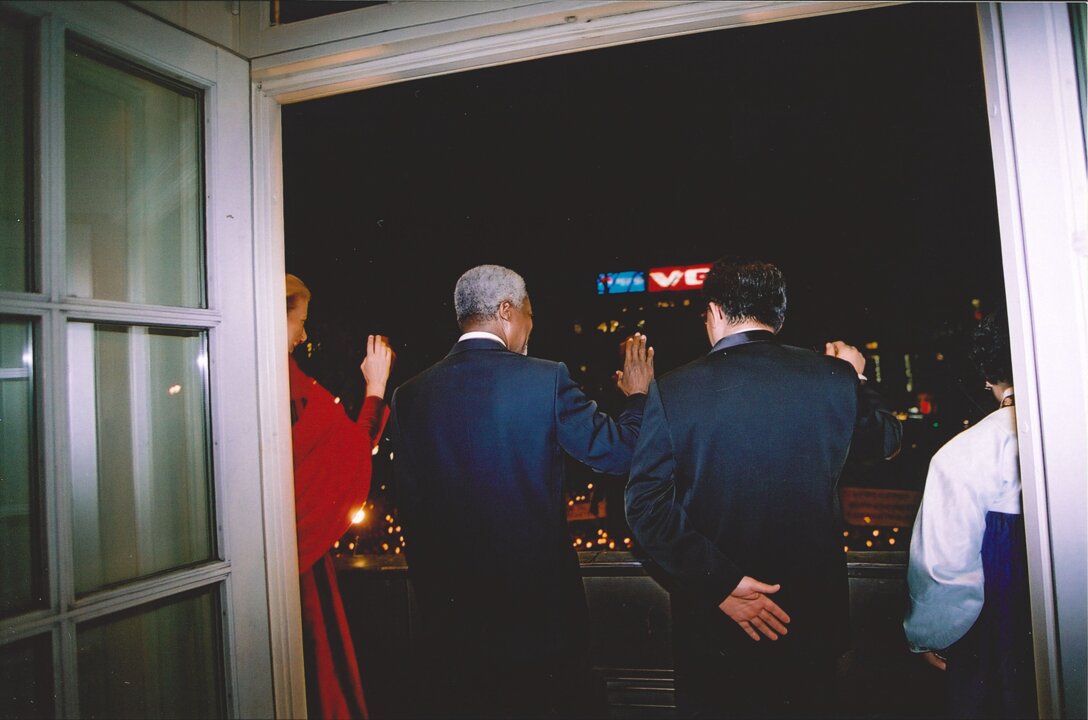 manbet手机版科菲·安南和联合国大会主席韩升洙正在观看传统的火炬接力