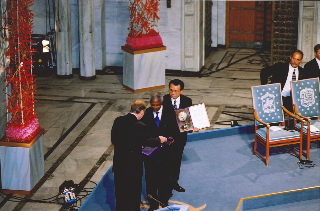 manbet手机版2001年诺贝尔奖得主接受他们的奖章和文凭