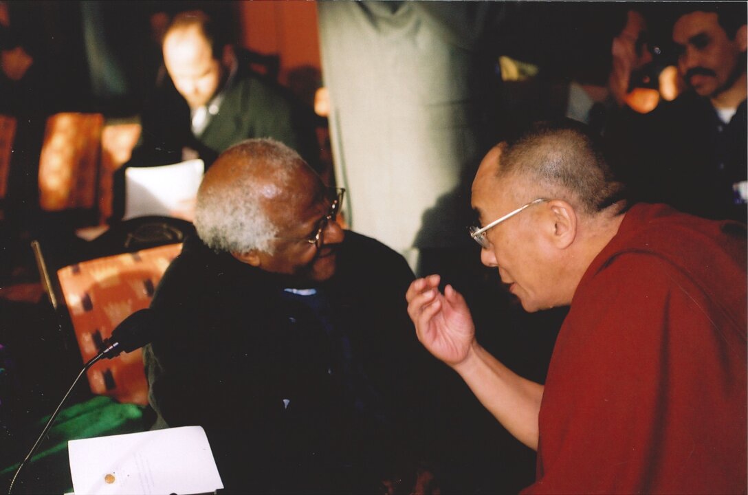 manbet手机版德斯蒙德·图图和达赖喇嘛在谈话