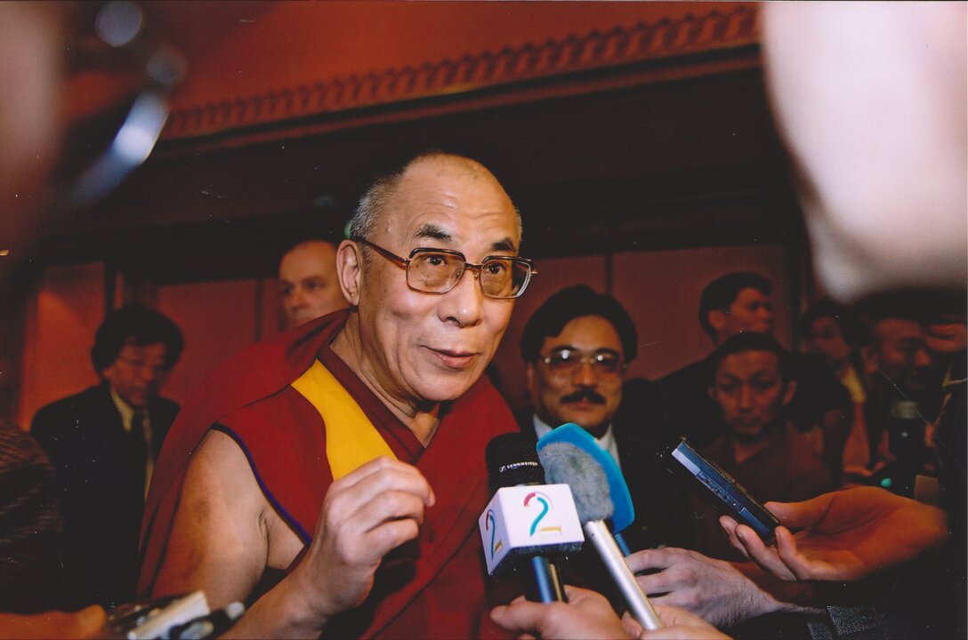 manbet手机版达赖喇嘛在2001年诺贝尔百年庆典上