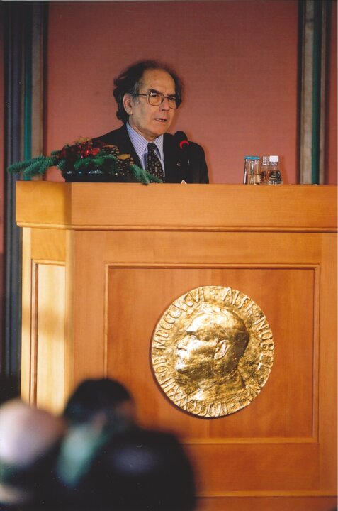 manbet手机版阿道夫Pérez Esquivel在2001年诺贝尔百年纪念